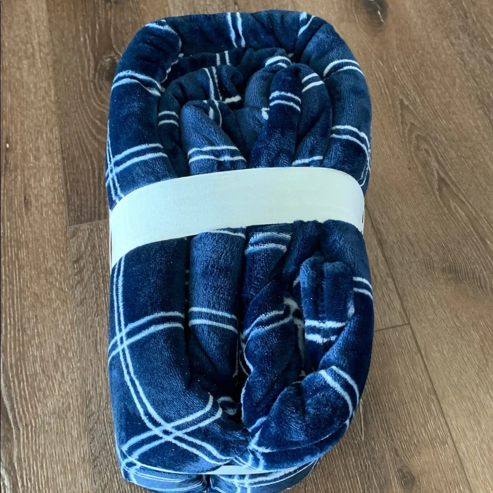 The Big One Super Soft Plush Blanket - King Size - Blue and White. New! - Picture 2 of 4